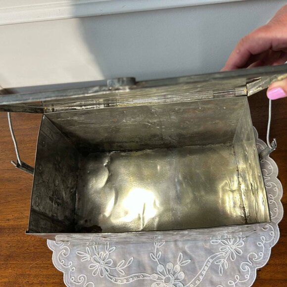 Mexican punched tin lidded / hinged box with wire handle - Picture 5 of 7